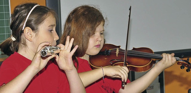 Fiona Bratzel und Sophia Mansour spiel...;Taler, Taler du musst wandern&quot;.   | Foto: Stefan Pichler