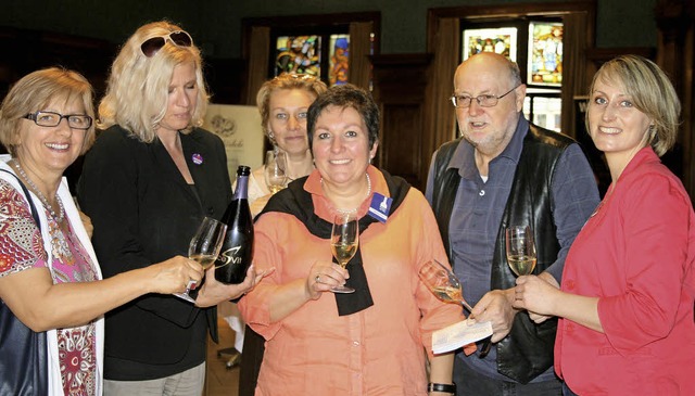 ber reges Interesse und gute Gesprch...nks) und Monika Frey (Mitte) in Basel.  | Foto: Bezirkskellerei Markgrflerland