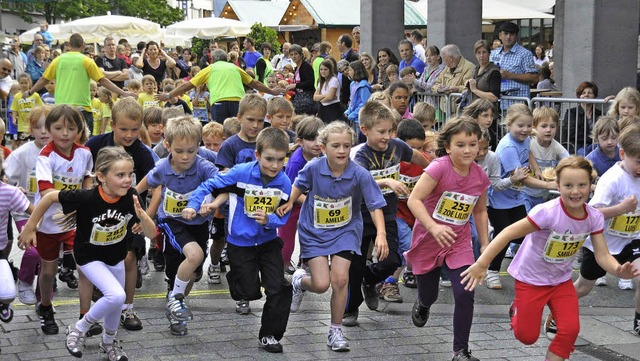 Mit Spa und Feuereifer rennen bereits...eim Lrracher Stadtlauf um die Wette.   | Foto: Ruda