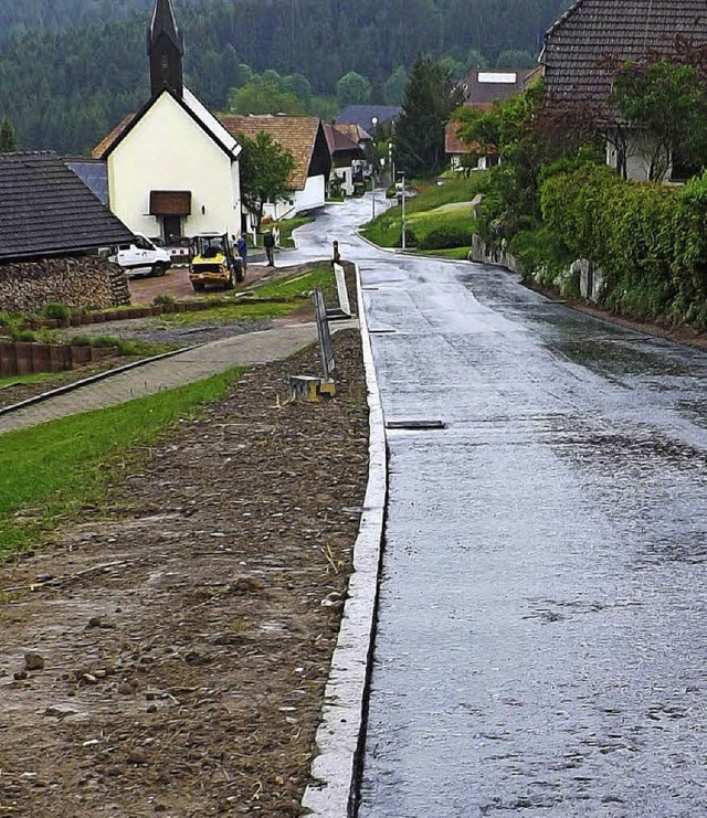 Auf  Hogschrs Bergstrae  ist die Tra...l auch die Deckschicht eingebaut sein.  | Foto: Wolfgang adam