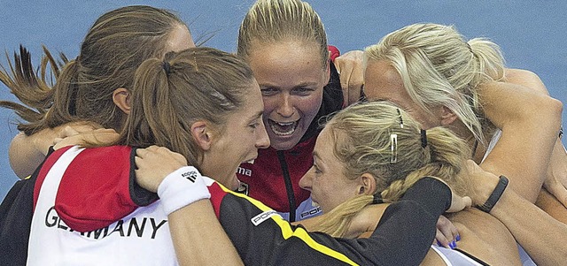 Barbara Rittner (rechts) nebst Team beim Triumph in Bisbane   | Foto: dpa