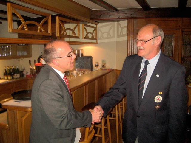 Willi Kneschnke (rechts) erhielt von B... Tibi die Landesehrennadel berreicht.  | Foto: Thomas Steimer