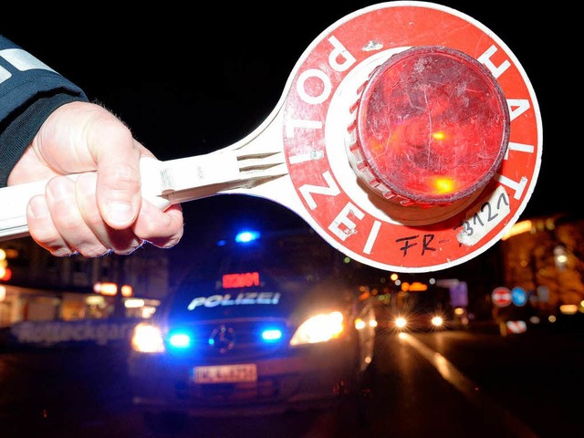 Ein Autofahrer hat sich nicht um das Signal der Polizei geschert.  | Foto: Verwendung weltweit, usage worldwide