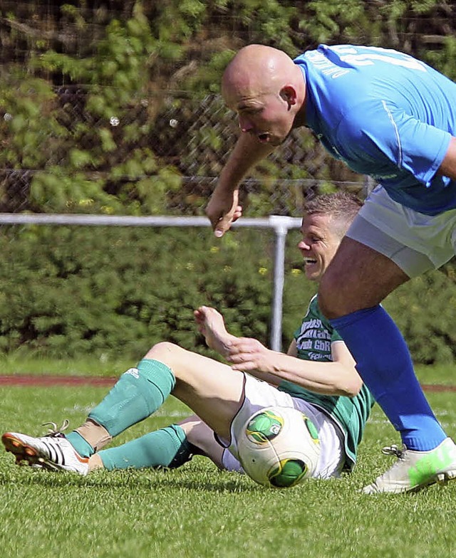 Verfolgerduell: Christoph Hayn (rechts...d Furtwangens Spielertrainer Tim Heine  | Foto: dieter reinhardt