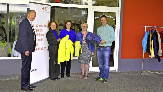 Eine Kleiderspende, darunter rund 100 ...n Riedauer, Annette und  Marcel Jundt.  | Foto: Dieter Erggelet