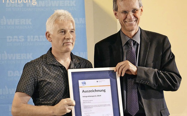 Joachim Lederer (links) nimmt die Auszeichnung entgegen.   | Foto: Handwerkskammer/Kmmler