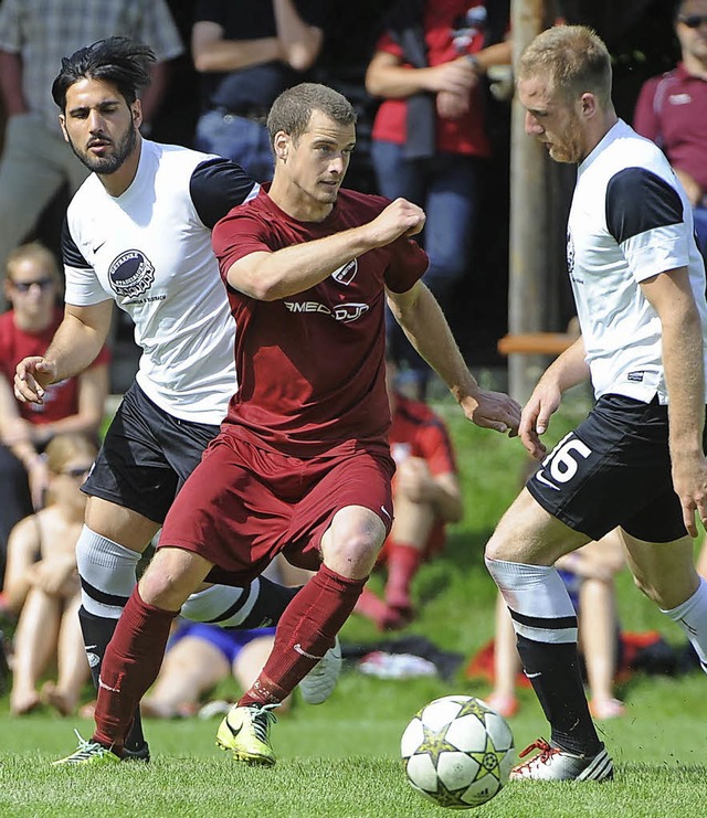 Wie hier Philipp Maier (rotes Trikot) ... Rheinfelder Gegenspieler austricksen.  | Foto: Achim Keller