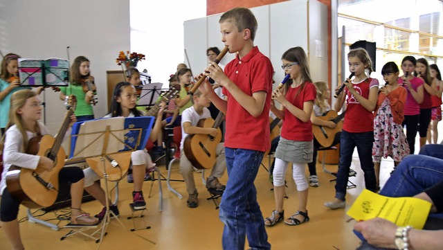 Grandios: der gemeinsame Schlussauftritt des Rosenburg-Orchesters   | Foto: beatrice ehrlich