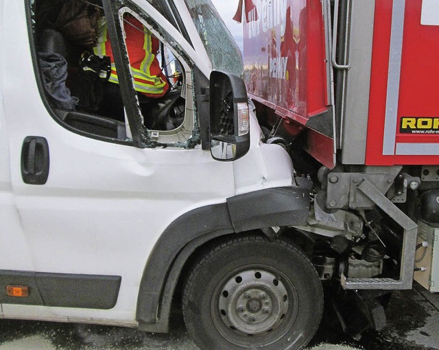 Unter Lkw verkeilt: das Unfallfahrzeug.    | Foto: Feuerwehr Offenburg