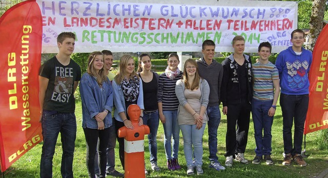 Die erfolgreichen DLRG-Rettungsschwimmer bei der Rckkehr in St. Peter.   | Foto: DLRG