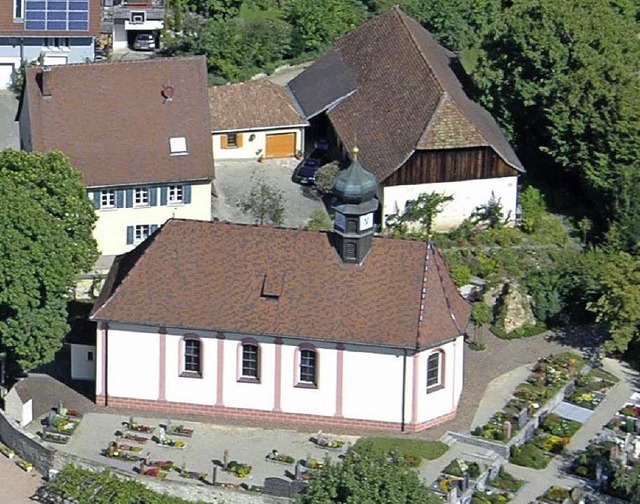 Die Pfarrscheune (hinten rechts) soll ... Gemeinde  beteiligt, ist noch offen.   | Foto: Brigitte Sasse