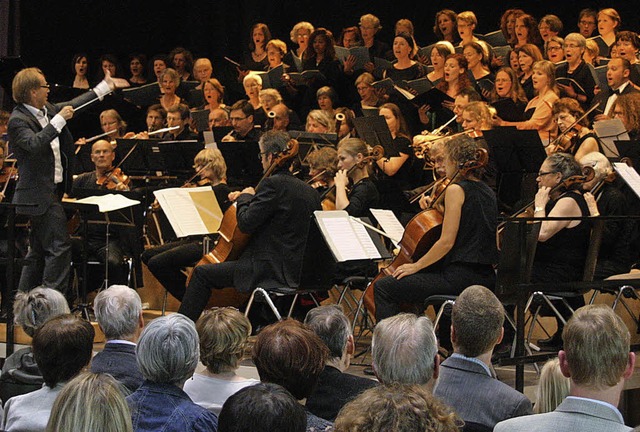 <Text>Michael Kuen dirigiert im Forum ...hor- und Orchesterkonzert gab.</Text>   | Foto: Hans Jrgen Kugler
