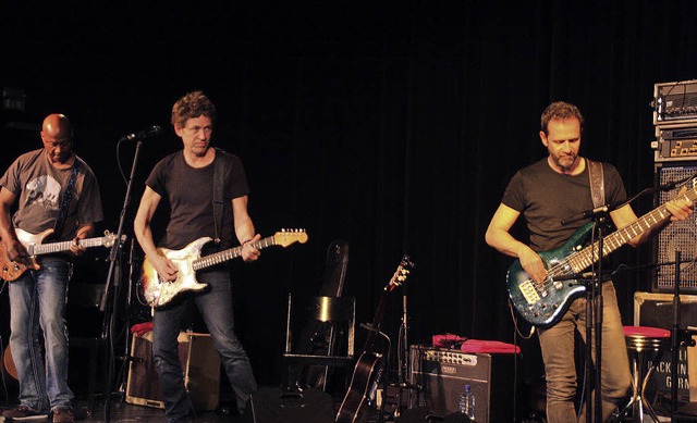 Dominic Miller inmitten seiner Band, d...lich aus Ausnahmegitarristen  besteht.  | Foto: jrn kerckhoff