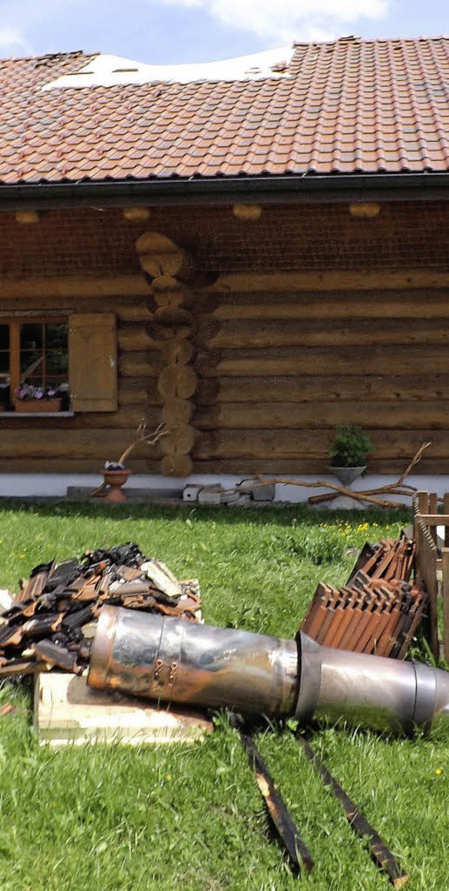 Nach dem Brand in diesem Holzhaus liegen die Reste des Kamins im Garten.   | Foto: wolfgang adam