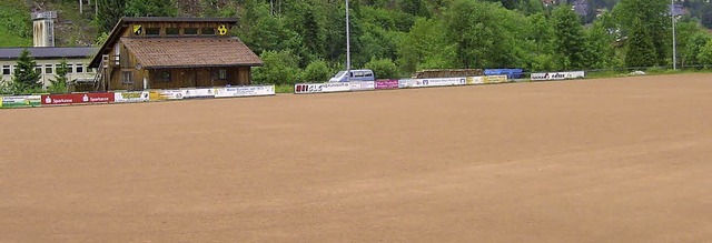 Noch rot, bald grasgrn? Der Platz des... der zum Kunstrasenplatz werden soll.   | Foto: stefan sahli