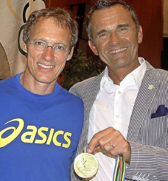 Mit   Goldmedaille: Dieter Baumann und...tlauf-Cheforganisator Helmar Burkhart   | Foto: Roswitha Frey