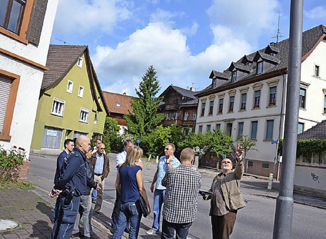 Hier bei  der Laterne vor der Kurve so...tig bereits der 30er-Bereich beginnen.  | Foto: Andr Hnig