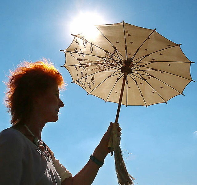 Wohl dem, der am Wochenende etwas Schatten findet.  | Foto: dpa