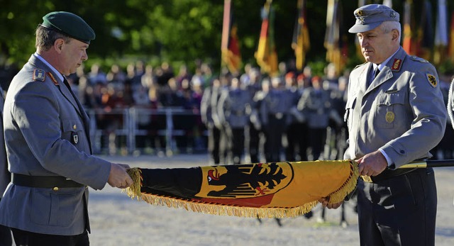 Heeres-Inspekteur Generalleutnant Brun...Fahne der zehnten Panzerdivision ein.   | Foto: dpa