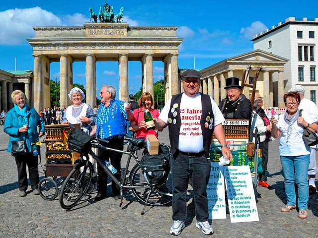 Leierkasten-Lutz aus Falkenthal starte...rger Tor in Berlin in den Schwarzwald.  | Foto: Heike Weiapfel