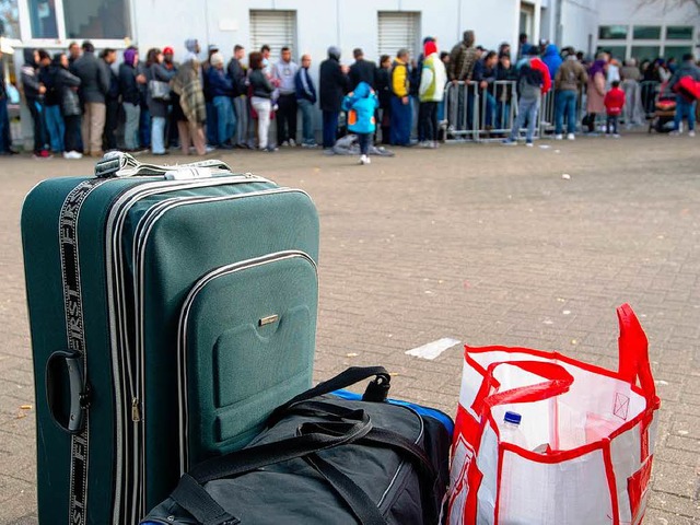 Flchtlinge vor einer Erstaufnahmeeinrichtung in Deutschland  | Foto: dpa