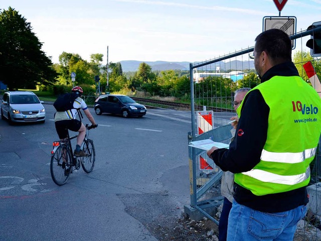 Achtung Autoverkehr: Dieter Flum (verd...-Verkehrszhlung am Freitagvormittag.   | Foto: Martina Weber-Kroker