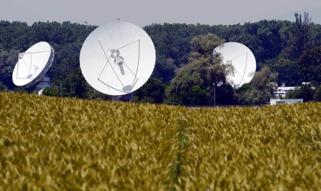 Satellitenschsseln des Ionosphrenins...snachrichtendienstens bei Rheinhausen.  | Foto: dpa