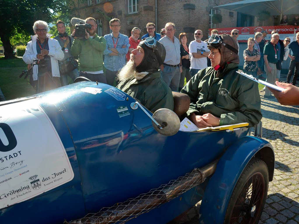 Rally von 1924: Die Beifahrerin sitz schrg versetzt hinter dem Fahrer.