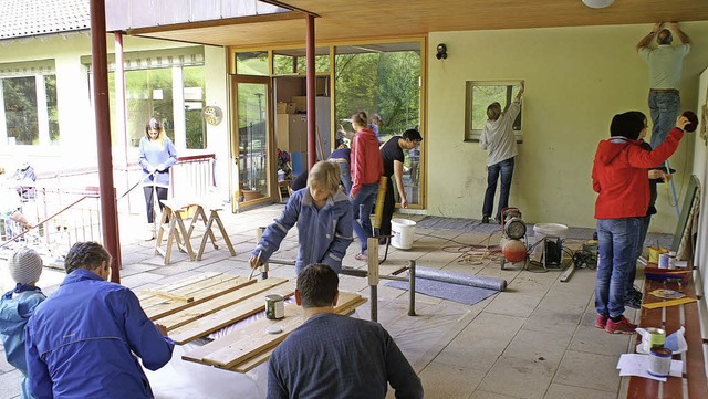 Alle haben etwas zu tun: Renovierungsarbeiten im Suggentler Kindergarten.   | Foto: ZVG