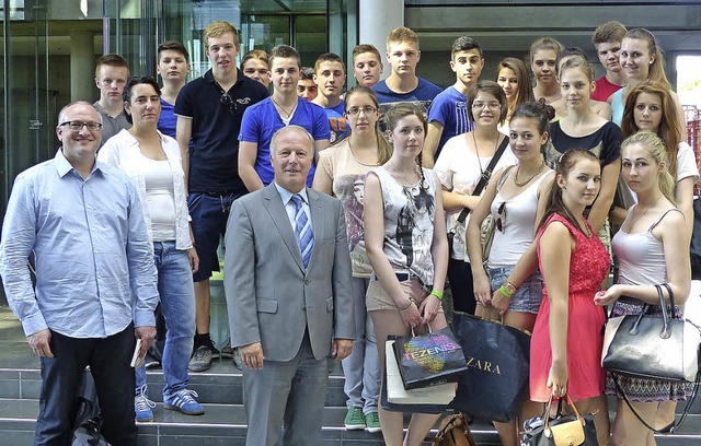 Zum Klassenausflug nach Berlin gehrte...bgeordneten Peter Wei (vorn, Mitte).   | Foto: Zwiener