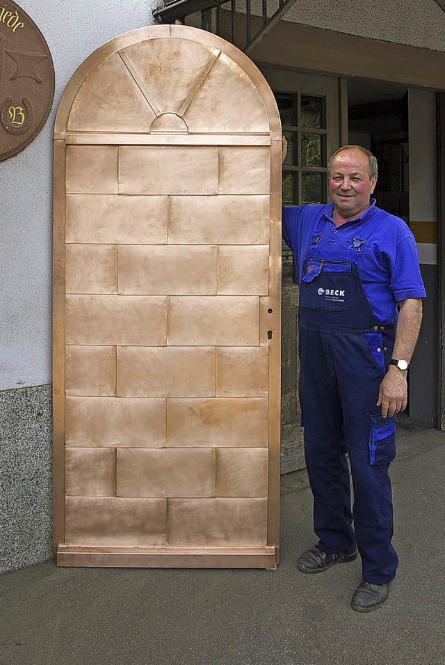 Emil Beck vor der Werkstatt mit der fe...ofkapelle des Ganter-Hofes in Winden.   | Foto: Daniel Fleig