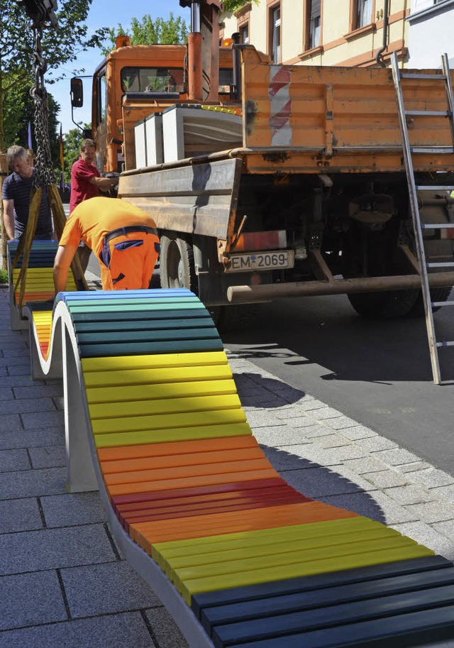 Die Regenbogenbank,  ein kombiniertes ... in der Karl-Bautz-Strae installiert.  | Foto: Gerhard Walser