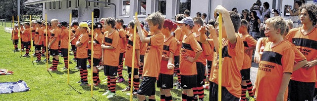 Mit 80 Teilnehmern war das Fuballcamp in Pfohren 2013 ein voller Erfolg.   | Foto: Privat