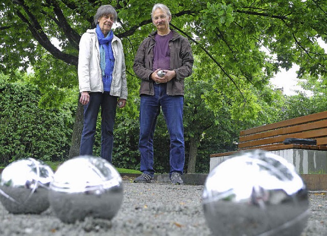 Lore B. Illy initiierte den Bouleplatz...rt in die Kunst des Boulespieles ein.   | Foto: Sophia Hesser