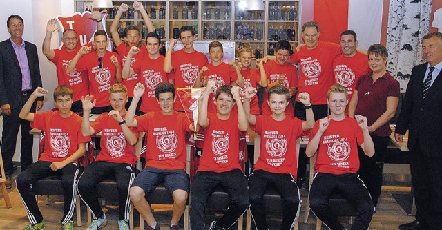 Sowohl im Freien als auch in der Halle...nzener C-Junioren und deren Trainern.   | Foto: Sedlak