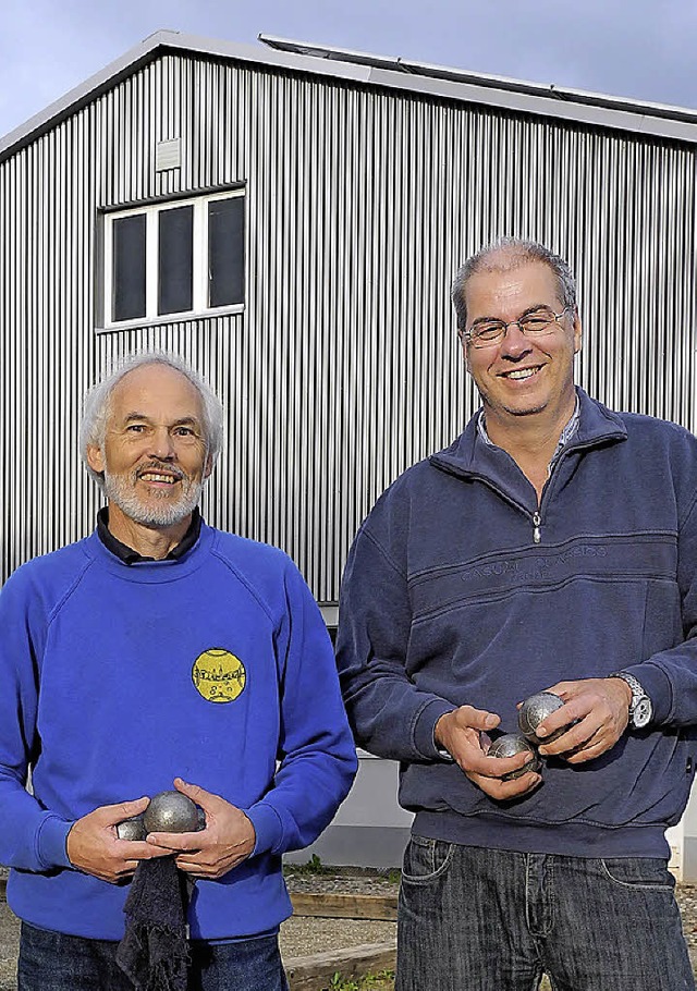 Raymund Meier (links) und Hans-Jrgen Schneider sind stolz auf die Boulehalle.   | Foto: Sophia Hesser