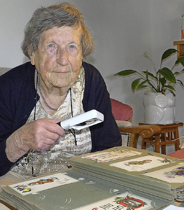 Lisbeth Asal mit dem Album ihres Vaters  | Foto: Hannes Lauber