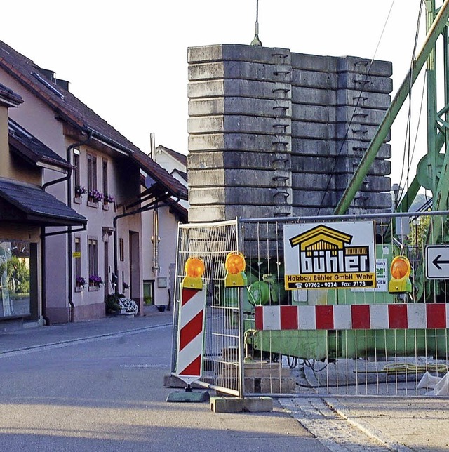 Der Kran vor der Baustelle stört die Wallbacher. | Foto: H. Siebold Der Kran vor der Baustelle stört die Wallbacher. | Foto: H. Siebold