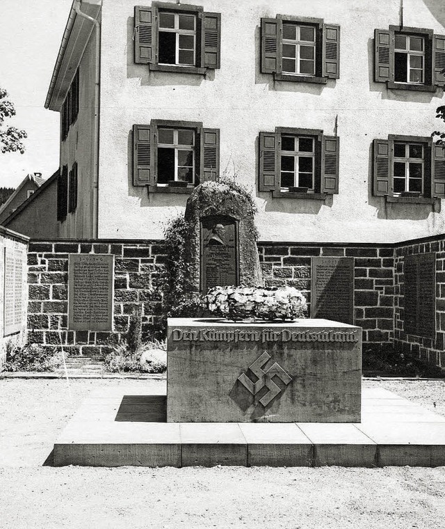 Das von den Nationalsozialisten umgest... Kriegerehrenmal bei der Petruskirche.  | Foto: Schaum