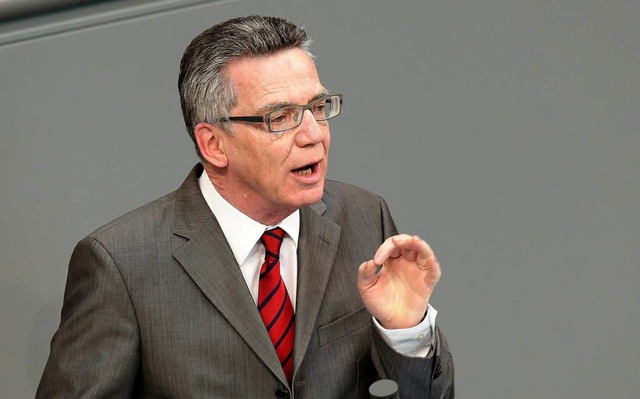Innenminister Thomas de Maizire (CDU)...sich gegen die Vorwrfe der Opposition  | Foto: dpa