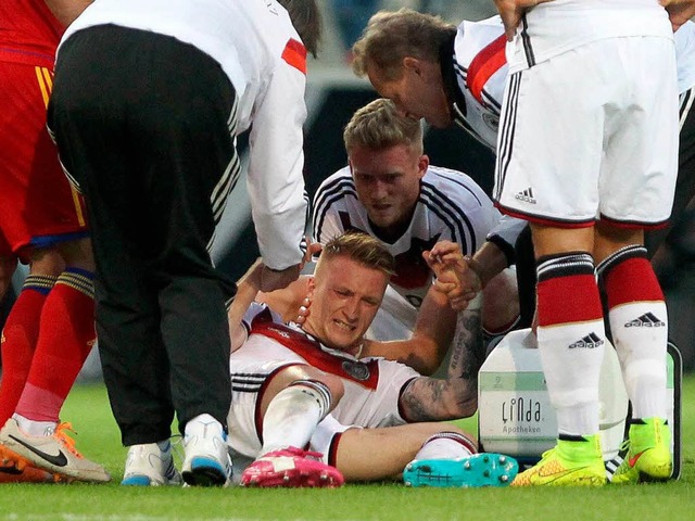 Das Gesicht vor Schmerz verzerrt: Mit ...roht Marco Reus das vorzeitige WM-Aus.  | Foto: AFP