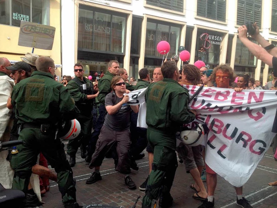 In der Bertoldstraße geraten Polizei u...Love or Hate-Parade&#8220; aneinander.  | Foto: Gesell Sina