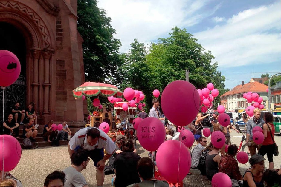 Farbenfroh und laut: Die "Love or Hate-Parade" verlief lange Zeit friedlich. (Foto: Gesell Sina) Farbenfroh und laut: Die "Love or Hate-Parade" verlief lange Zeit friedlich. (Foto: Gesell Sina)