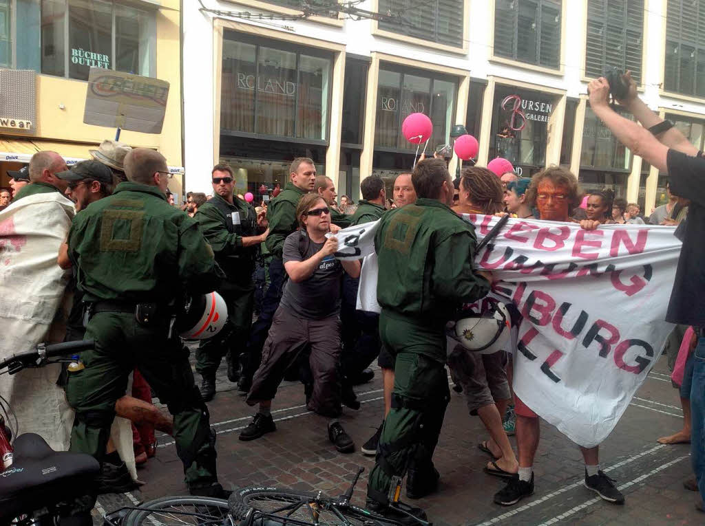 Erst spt geraten Polizei und einige Teilnehmer der „Love or Hate-Parade“ aneinander.