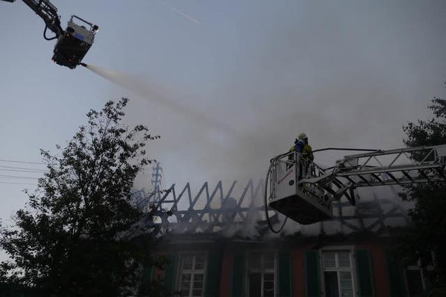 Feuer in Wohnheim: Dachstuhl droht whrend der Rettung einzustrzen
