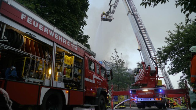 Der Dachstuhl eines Wohnheims in Staufen hat gebrannt.   | Foto: Kamera24.tv