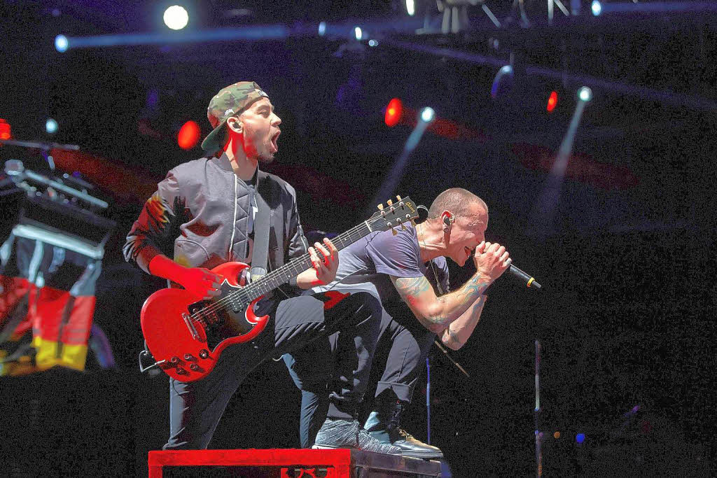 Chester Bennington (r) , Frontmann der us-amerikanischen Crossover-Band Linkin Park, und Gitarrist Brad Delson