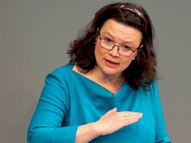 Bundesarbeitsministerin Andrea Nahles ...reit um den Mindestlohn kompromisslos.  | Foto: dpa