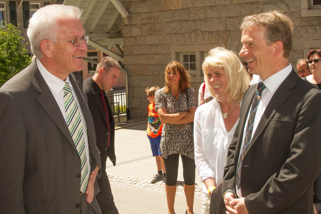 Ministerprsident Winfried Kretschmann wird auch von Ulrike und Josef Matt (Brgermeister  Friedenweiler) herzlich begrt