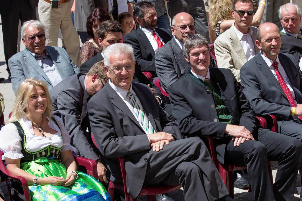 Viel Prominenz bei der Einweihung (vorne von lins): Sylvia Rasch,  Ministerprsident Winfried Kretschmann, Brauereichef  Christian Rasch, Brgermeister Christian Behringer